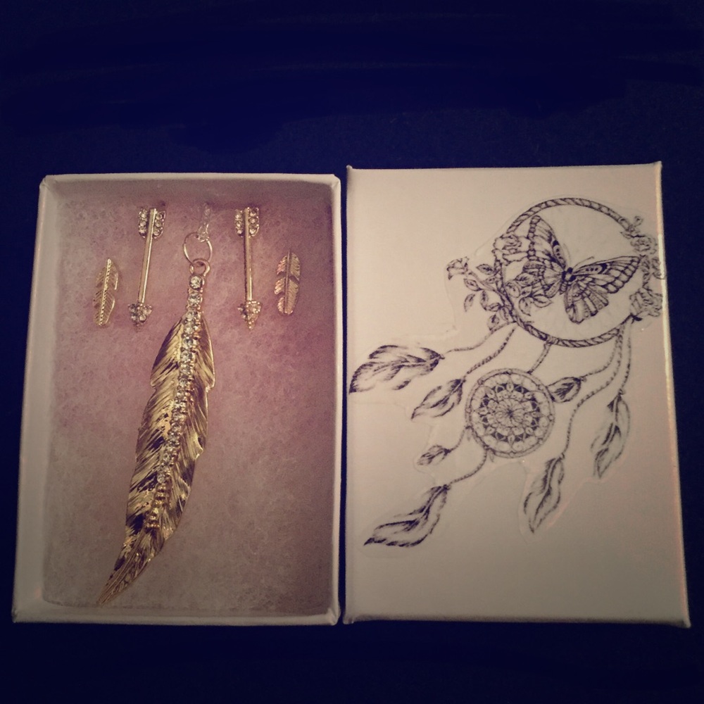 Feather necklace & arrow earrings ✨